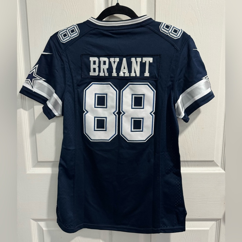 EUC Nike Boys' Retro Dallas Cowboys Dez Bryant #88 Jersey. Size L.